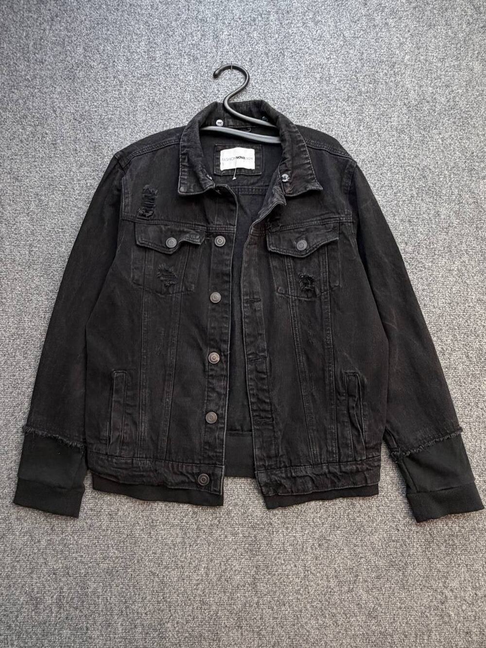 Fashion Nova Men's L Black Distressed Denim Trucker Jacket Ribbed Cuffs Pockets